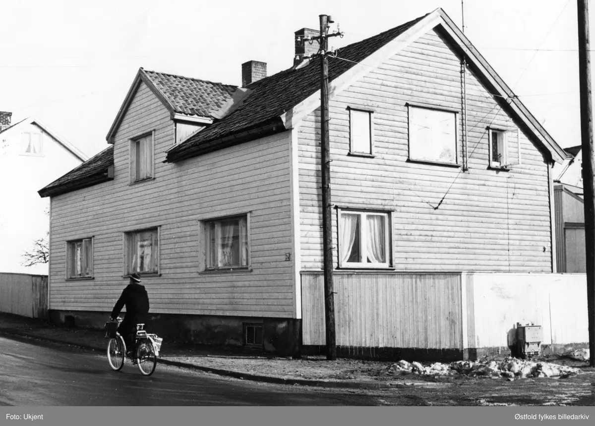 Værlegata 24 i Moss, 1966. Tidligere var dette Sanitetsforeningens hus. Huset ble revet i 2019, i forbindelse med jernbaneutbygging.