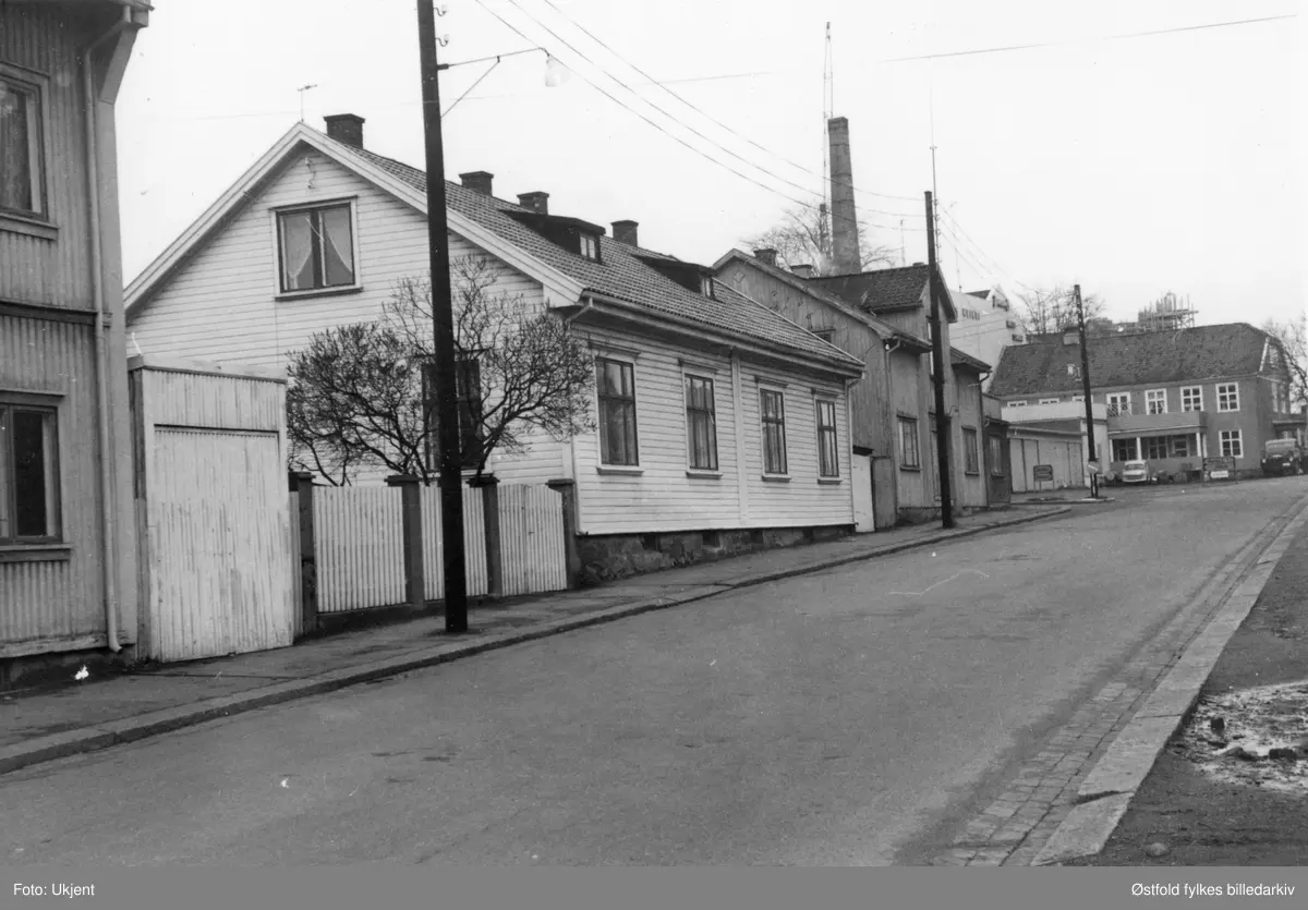 Værlegata i Moss mot nord 1966. I bakgrunnen Kong Carls hospital.
