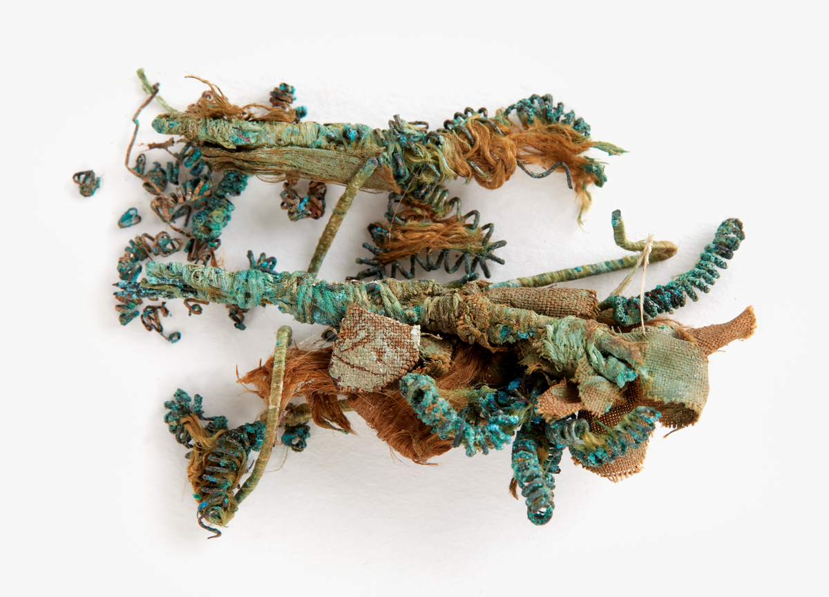Metallfragment. Små spiraler av koppar eller brons. Total vikt 2 g. Ärgade. Kan vara rester av små blombuketter?
