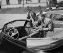 Sommaren 1953 öppnade Philipssons i Linköping som första bilaffär i landet en permanent utomhusutställning. På bilden demonstrerar Philipssons chef Tage Mårtensson (TH) en DKW cabriolet för försäljningsinspektör Per Sundin.

Bilaffär.
...

385 bilder om Linköping på 1950-talet från tidningen Östgötens arkiv. Framtidstro och optimism är ord som sammanfattar Linköping på femtiotalet. Årtiondet innebar satsningar för att förbättra linköpingsbornas livsvillkor. Bostadsfrågan och trafiklösningarna dominerade den lokalpolitiska agendan.
Bilderna digitaliserades år 2013.