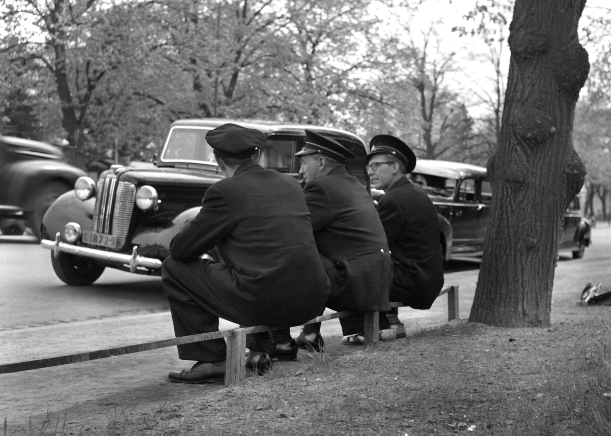 Tre droskchaufförer i väntan på kunder i maj 1952. Tidigare hade de en parkbänk att sitta på , men den här våren fanns ingen bänk på platsen. Namn på herrarna från vänster: Axel Svensson, Ragnar Andersson och Erik Edberg.
Den främre bilen var av märket Austin, välkänd från London.

Bilarna står på Järnvägsstationen. Linköpings tågstation. Taxi. Paus,


 ...

385 bilder om Linköping på 1950-talet från tidningen Östgötens arkiv. Framtidstro och optimism är ord som sammanfattar Linköping på femtiotalet. Årtiondet innebar satsningar för att förbättra linköpingsbornas livsvillkor. Bostadsfrågan och trafiklösningarna dominerade den lokalpolitiska agendan.
Bilderna digitaliserades år 2013.