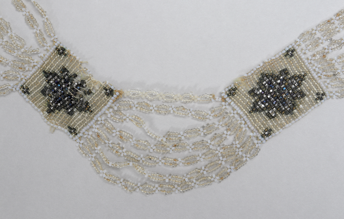 Halsband (M 3525 a) består av stålpärlor med silverlås. 

Halsband (M 3525 b) består av glaspärlor i olika färger (vita, svagt gröna, metallglänsande och ofärgade). Det har fem rektangulära pärlbroderier sammanbundna med sju länkar vardera. Lås saknas. Broderiplattornas storlek 28 x 24 mm.