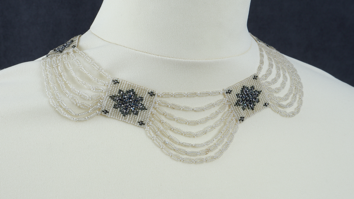 Halsband (M 3525 a) består av stålpärlor med silverlås. 

Halsband (M 3525 b) består av glaspärlor i olika färger (vita, svagt gröna, metallglänsande och ofärgade). Det har fem rektangulära pärlbroderier sammanbundna med sju länkar vardera. Lås saknas. Broderiplattornas storlek 28 x 24 mm.