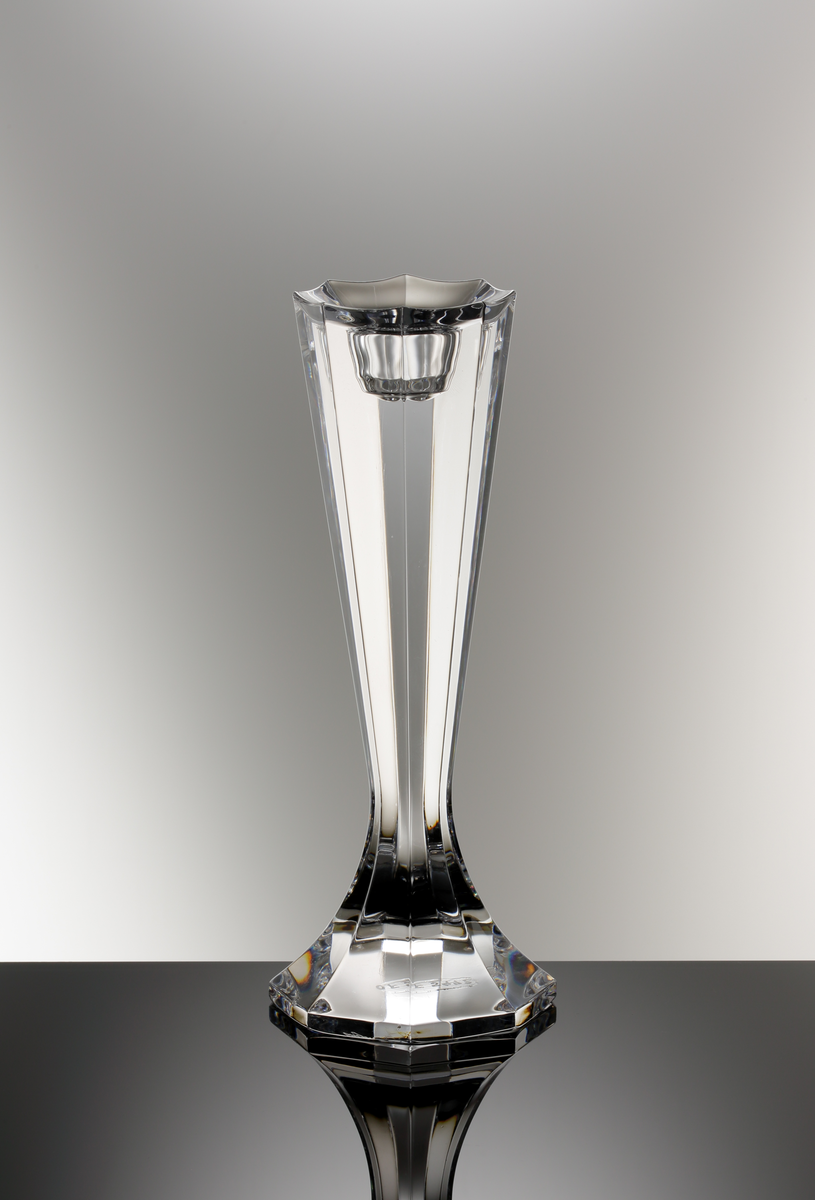 Formgivare: Jan Johansson. Ljusstake i tjockt glas. Åttkantig omvänd konande form med utsvängd fot.