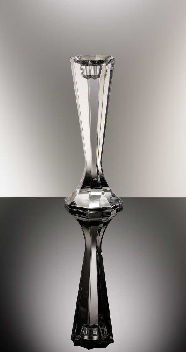 Formgivare: Jan Johansson. Ljusstake i tjockt glas. Åttkantig omvänd konande form med utsvängd fot.