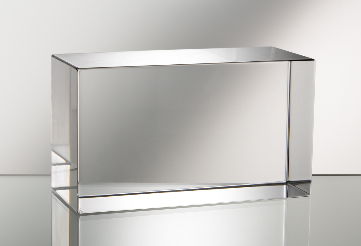Formgivare: Jan Johansson. Glasblock. Massivt klarglas i rätblocksform. Planslipat.