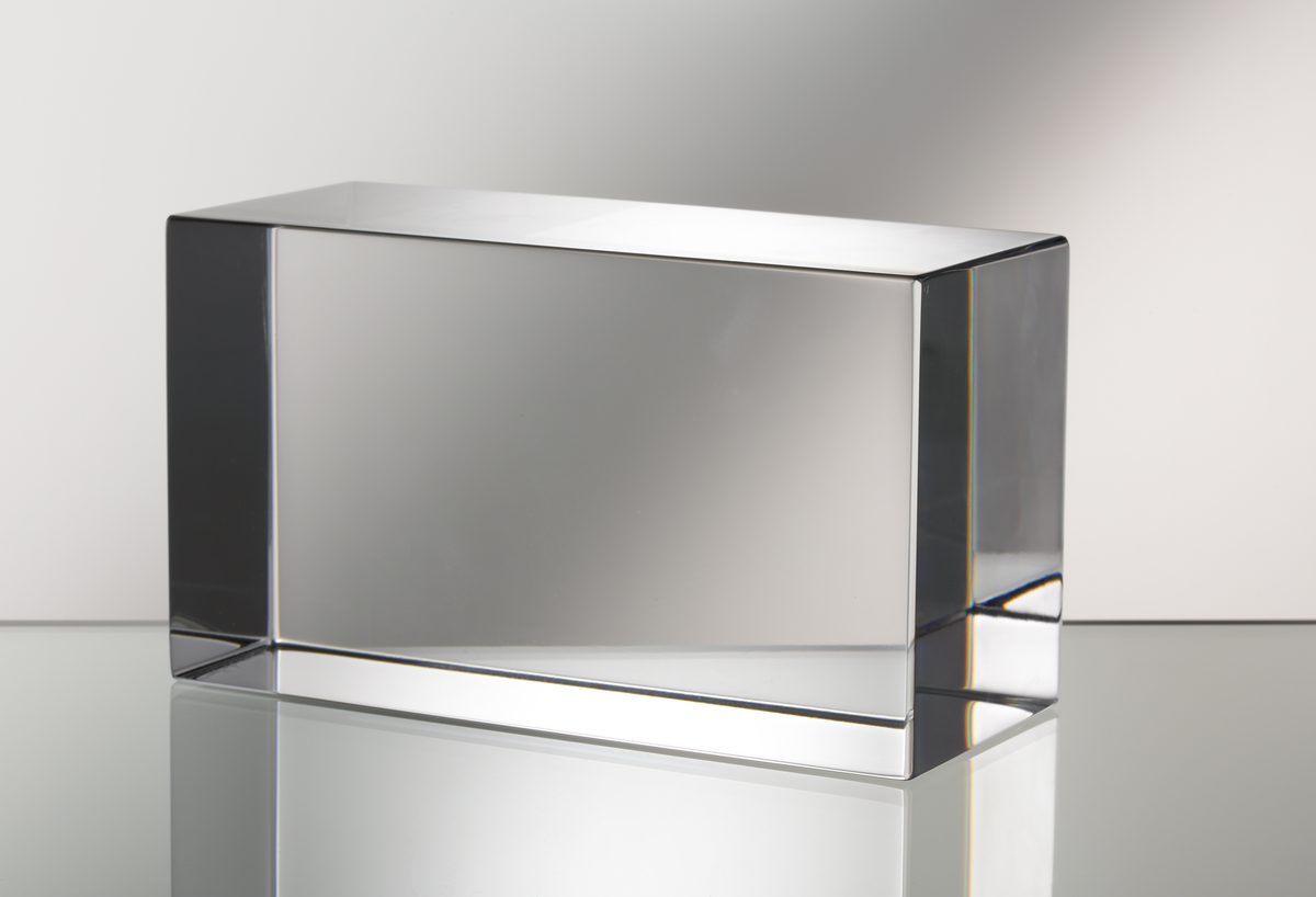 Formgivare: Jan Johansson. Glasblock. Massivt klarglas i rätblocksform. Planslipat.