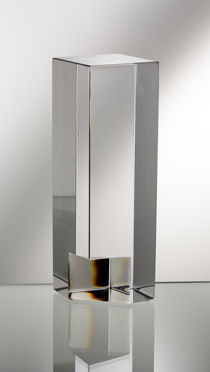 Formgivare: Jan Johansson. Skulptur, "Skyskrapa II". Massivt klarglas med kvadratisk stående form. Ett nedre hörn med "överhäng". Planslipat.
Begränsad upplaga, 75 st.