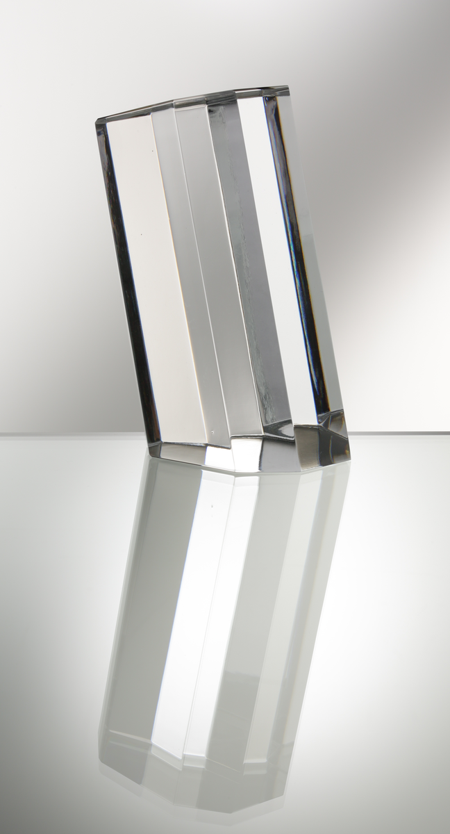 Formgivare: Jan Johansson. Skulptur "Pisa". Massivt glas med åtta stående fasetter, lutande från basen.
