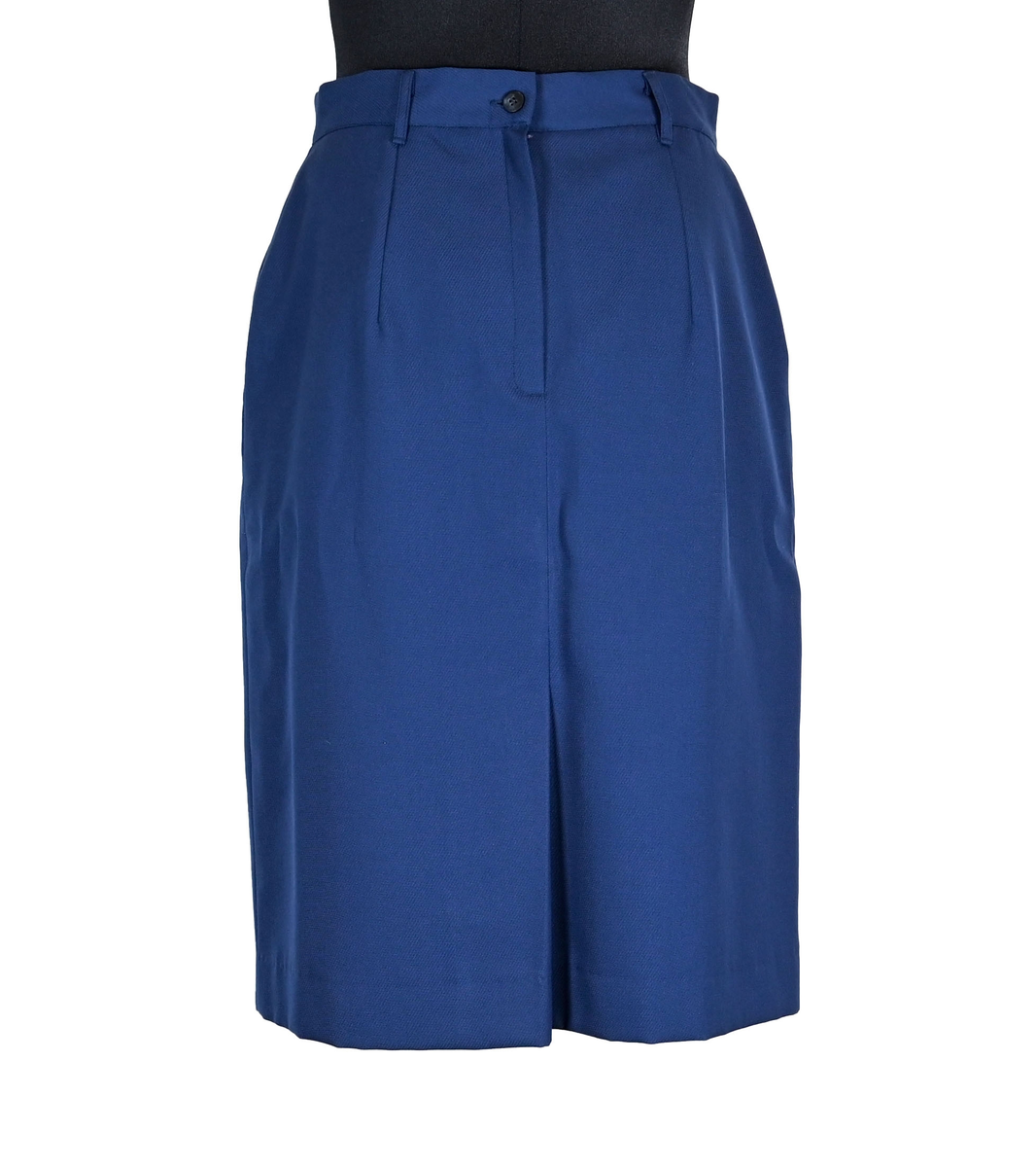 Kjol i mörkblå textil till ämbetsdräkt för kvinnlig personal vid Luftfartverket. Kjolen har två enkla framfickor. Längs midjan sitter fyra hällor för bälte. I bak i plaggets nederkant finns ett gångveck. Kjolen stängs i bak med dragkedja och knapp. Fodringen är mörkblå. 

På insidan i bak sitter två lappar med information om tillverkare och storlek. På ena lappen finns även Luftfartsverkets logga. Kjolen är producerad av Confetti i storlek C40. I en av hällorna sitter en papperslapp med nummer 8632. På denna har texten 3/10 påförts i bläck.