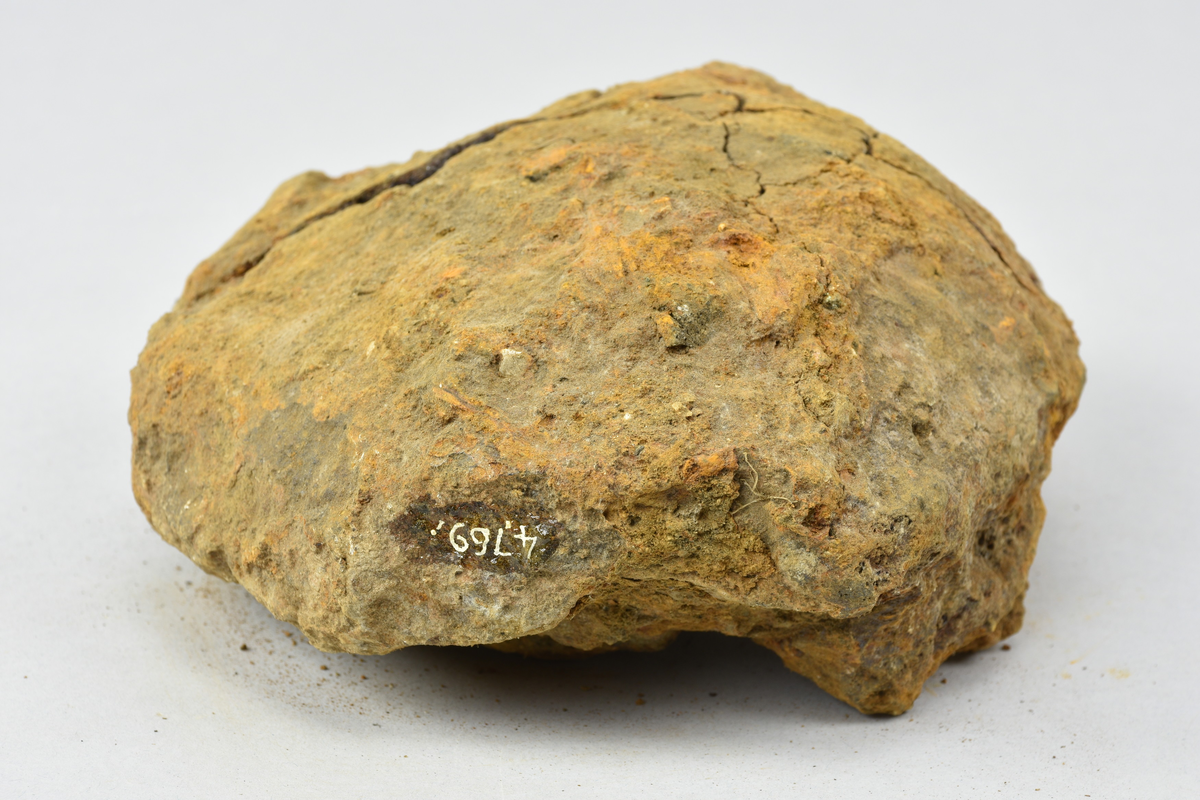 Ett slaggstycke. Med lapp märkt "13".