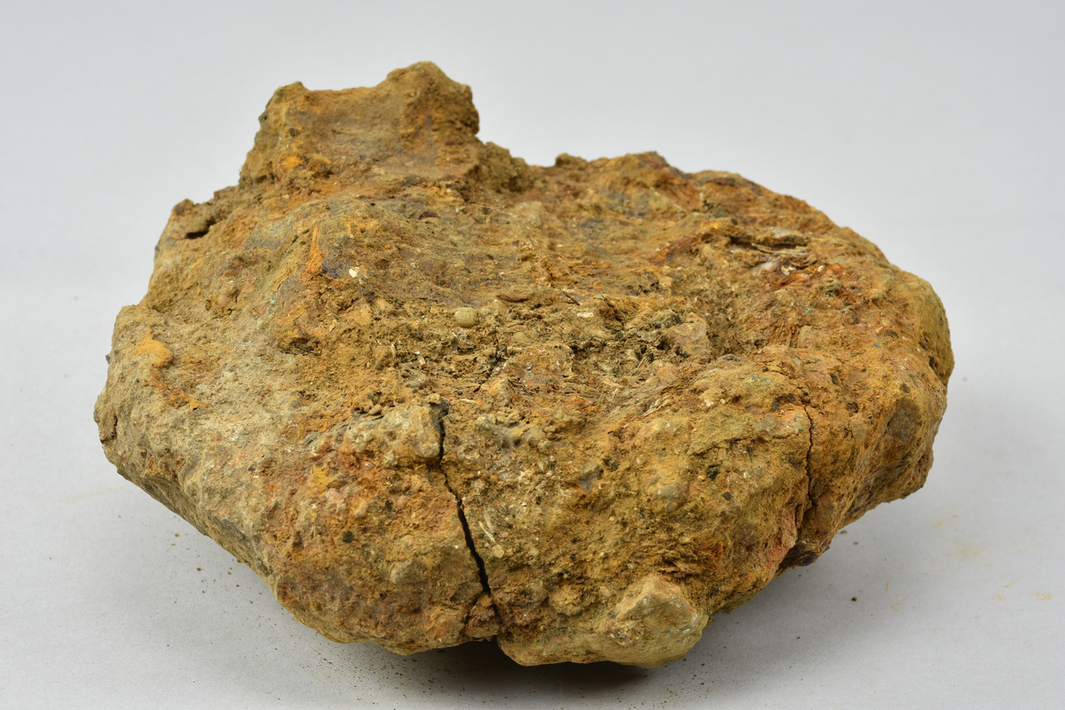 Ett slaggstycke. Med lapp märkt "13".