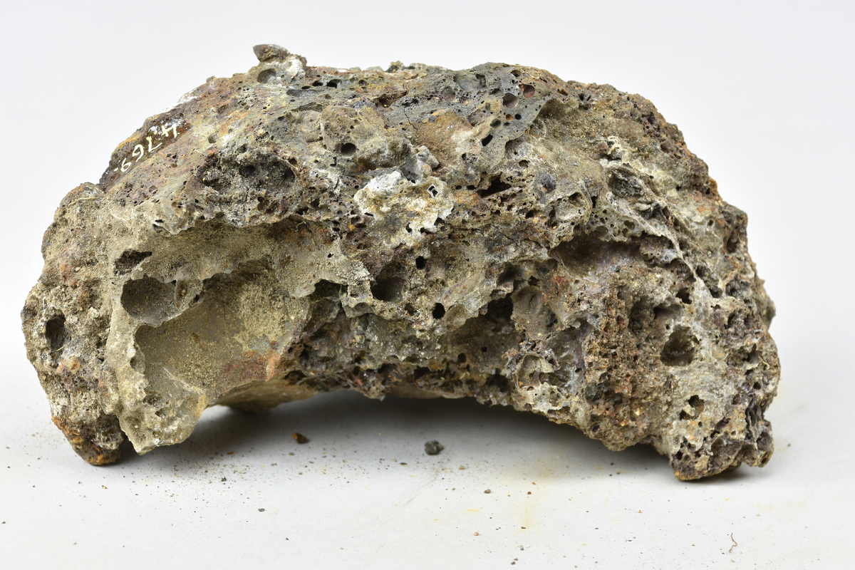 Ett slaggstycke. Med lapp märkt "18".