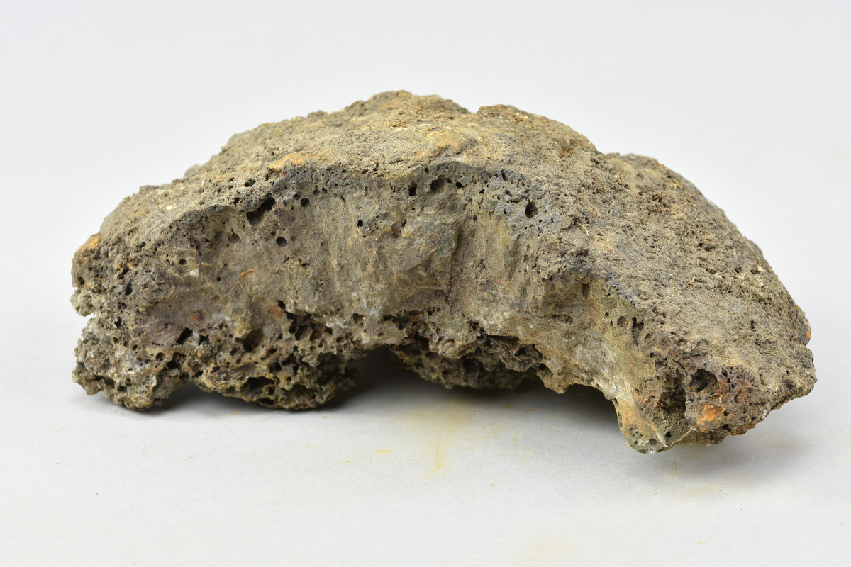 Ett slaggstycke. Med lapp märkt "18".