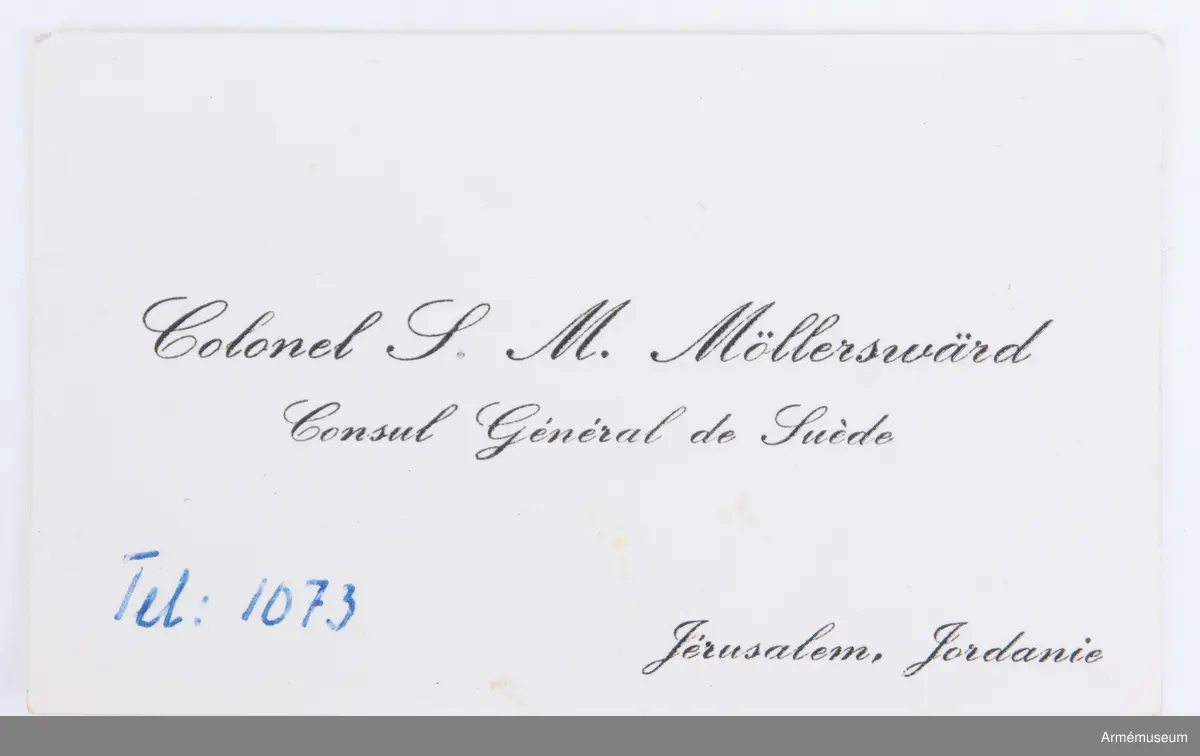 Påvliga Heliga Gravens orden, kommendörstecken i svart band. 
Miniatyr och knapp. Ordenstecknet i form av pilgrimssnäcka tilldelades ordensriddare som genomfört en pilgrimsresa till det heliga landet.

Förvaras i samhörande etui.