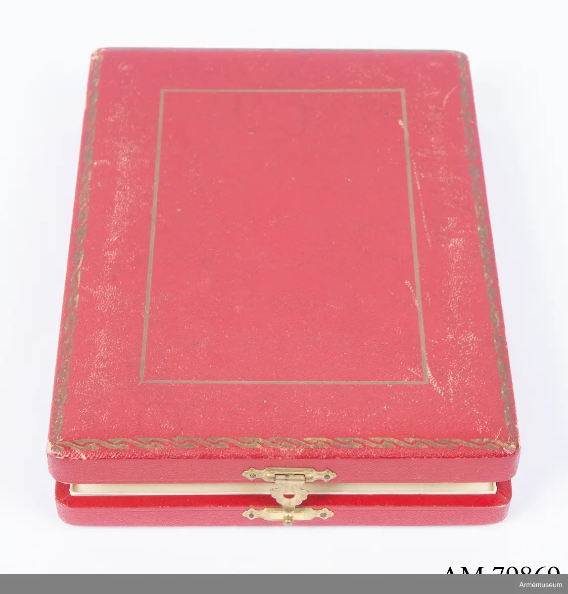 Påvliga Heliga Gravens orden, kommendörstecken i svart band. 
Miniatyr och knapp. Ordenstecknet i form av pilgrimssnäcka tilldelades ordensriddare som genomfört en pilgrimsresa till det heliga landet.

Förvaras i samhörande etui.