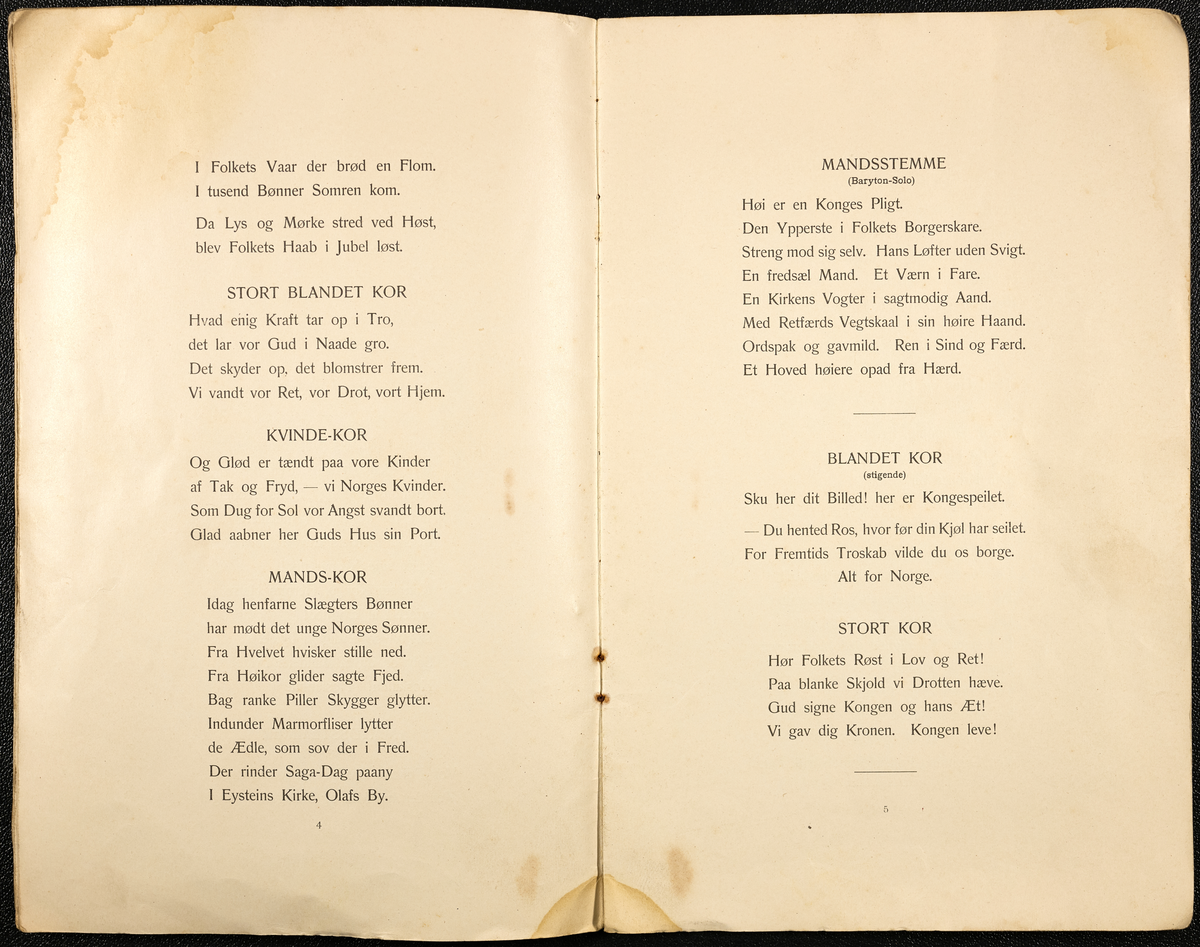 Hefte med tekst til kantatene og salmene ved kroningen i Trondheim 22. juni 1906,16 sider.