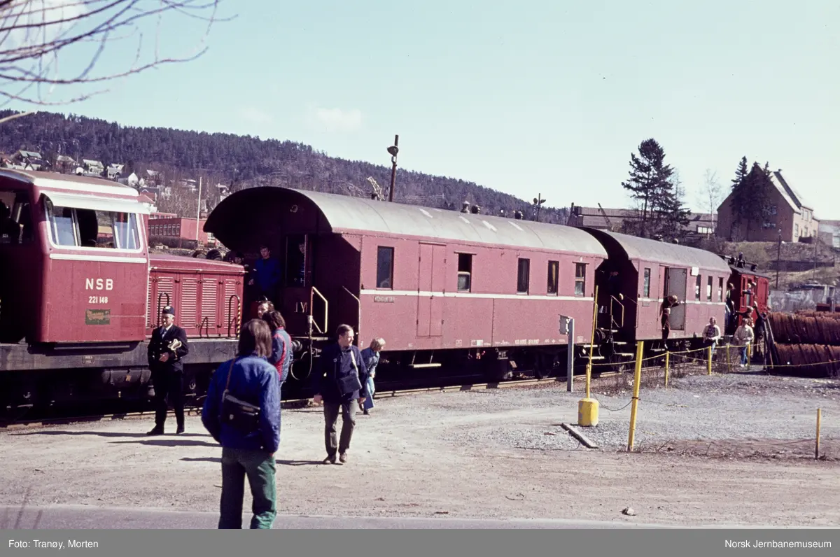 Skiftetraktor Skd 221 148 med ekstratog for Norsk Jernbaneklubb på Spigerverkets sidespor i Nydalen i Oslo