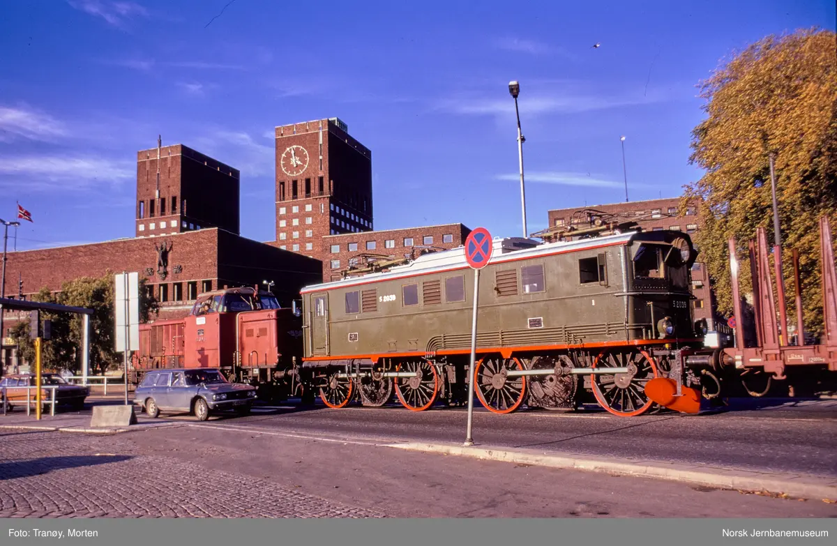 Diesellokomotiv Di 2 845 og elektrisk lokomotiv El 5 2039 på Rådhusplassen i Oslo