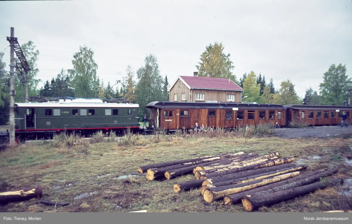 Elektrisk lokomotiv El 5 2039 med veterantog til Rjukan på Øysteinstul stasjon