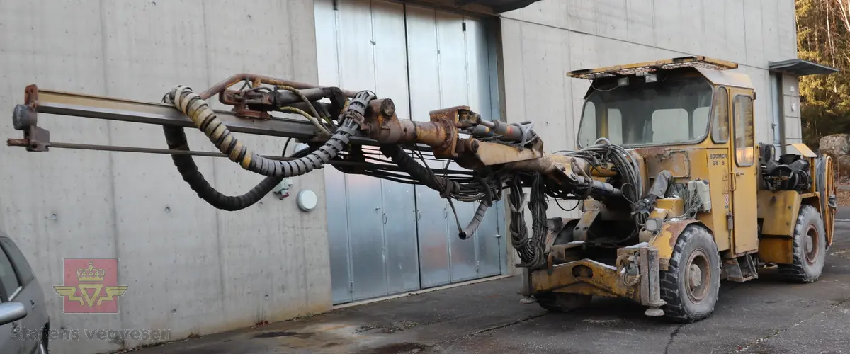 Gul borrigg, Toakslet med fire hjul. en bom for boring. Dieseldrevet forbrenningsmotor med en effekt på 75 hk (55 kW) sørger for framdriften. Hydraulikkmotroren for boremaskinen er drevet av elektrisitet (380 V). Riggen har en stor trommel med elektrisk kabel, for tilkobling til nærmeste strømuttak. Riggen har fra produsenten. Maskinen er preget av tidens tann og i behov av noe vedlikehold.