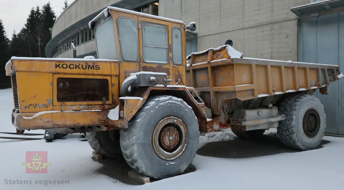 Gul midjestyrt dumper med 4 hjul, 2 akslinger. 6-sylindret diesel drevet forbrenningsmotor med volum 1 L som yter 3 hk. Motoren er av typen Cu. Dumperen har tipp. Merking fra produsenten og forhandleren i Norge.