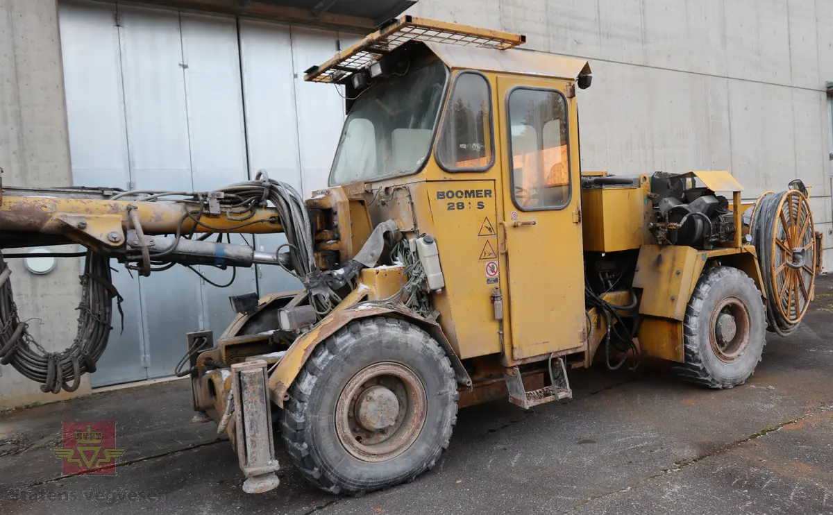 Gul borrigg, Toakslet med fire hjul. en bom for boring. Dieseldrevet forbrenningsmotor med en effekt på 75 hk (55 kW) sørger for framdriften. Hydraulikkmotroren for boremaskinen er drevet av elektrisitet (380 V). Riggen har en stor trommel med elektrisk kabel, for tilkobling til nærmeste strømuttak. Riggen har fra produsenten. Maskinen er preget av tidens tann og i behov av noe vedlikehold.