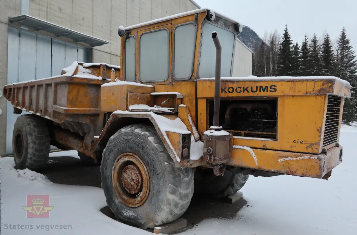 Gul midjestyrt dumper med 4 hjul, 2 akslinger. 6-sylindret diesel drevet forbrenningsmotor med volum 1 L som yter 3 hk. Motoren er av typen Cu. Dumperen har tipp. Merking fra produsenten og forhandleren i Norge.