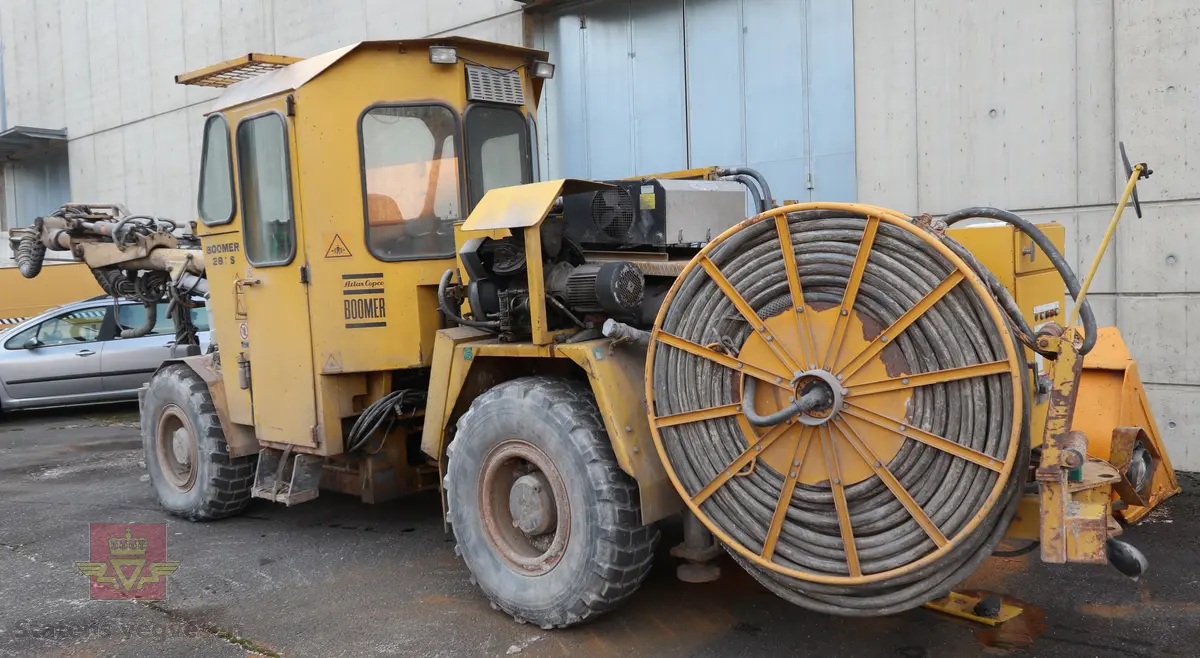 Gul borrigg, Toakslet med fire hjul. en bom for boring. Dieseldrevet forbrenningsmotor med en effekt på 75 hk (55 kW) sørger for framdriften. Hydraulikkmotroren for boremaskinen er drevet av elektrisitet (380 V). Riggen har en stor trommel med elektrisk kabel, for tilkobling til nærmeste strømuttak. Riggen har fra produsenten. Maskinen er preget av tidens tann og i behov av noe vedlikehold.