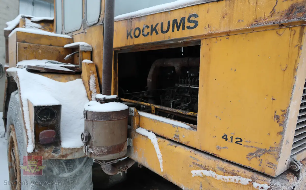 Gul midjestyrt dumper med 4 hjul, 2 akslinger. 6-sylindret diesel drevet forbrenningsmotor med volum 1 L som yter 3 hk. Motoren er av typen Cu. Dumperen har tipp. Merking fra produsenten og forhandleren i Norge.