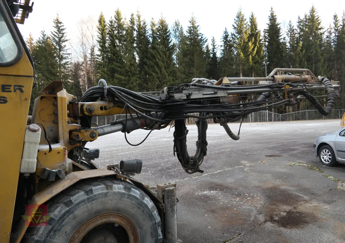 Gul borrigg, Toakslet med fire hjul. en bom for boring. Dieseldrevet forbrenningsmotor med en effekt på 75 hk (55 kW) sørger for framdriften. Hydraulikkmotroren for boremaskinen er drevet av elektrisitet (380 V). Riggen har en stor trommel med elektrisk kabel, for tilkobling til nærmeste strømuttak. Riggen har fra produsenten. Maskinen er preget av tidens tann og i behov av noe vedlikehold.