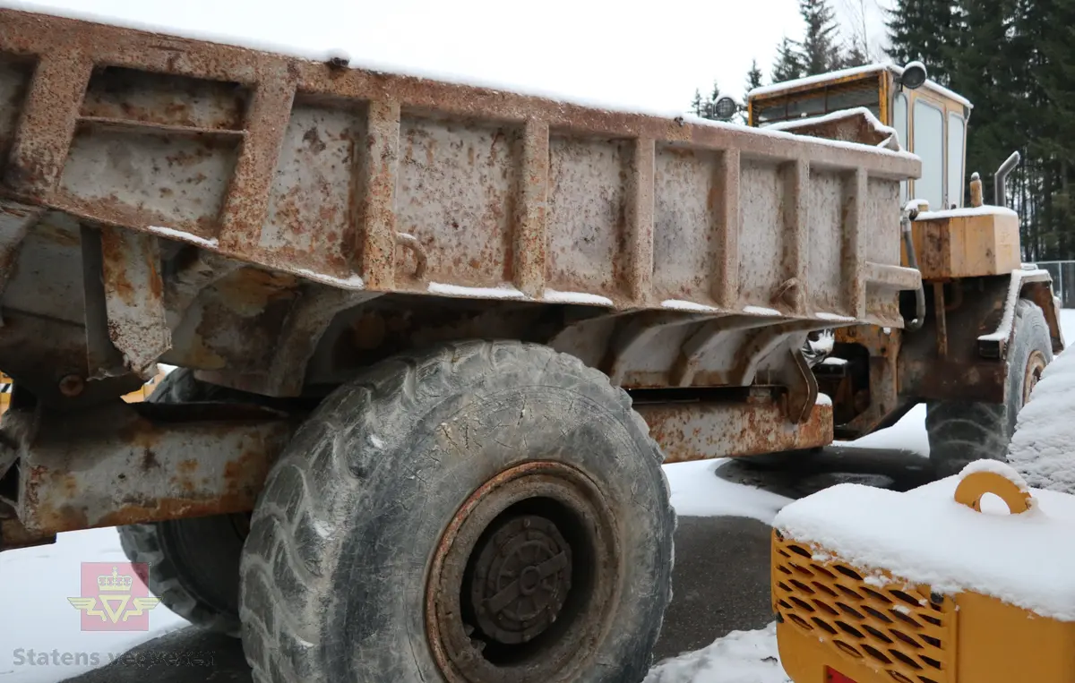 Gul midjestyrt dumper med 4 hjul, 2 akslinger. 6-sylindret diesel drevet forbrenningsmotor med volum 1 L som yter 3 hk. Motoren er av typen Cu. Dumperen har tipp. Merking fra produsenten og forhandleren i Norge.