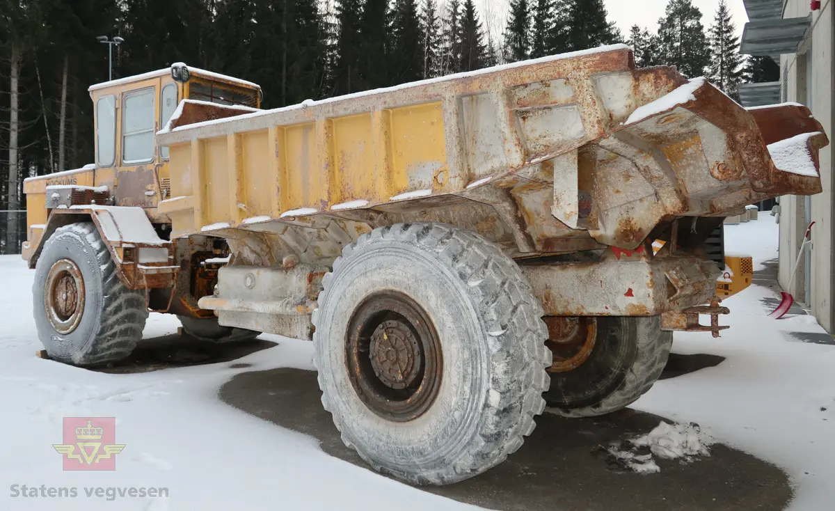 Gul midjestyrt dumper med 4 hjul, 2 akslinger. 6-sylindret diesel drevet forbrenningsmotor med volum 1 L som yter 3 hk. Motoren er av typen Cu. Dumperen har tipp. Merking fra produsenten og forhandleren i Norge.