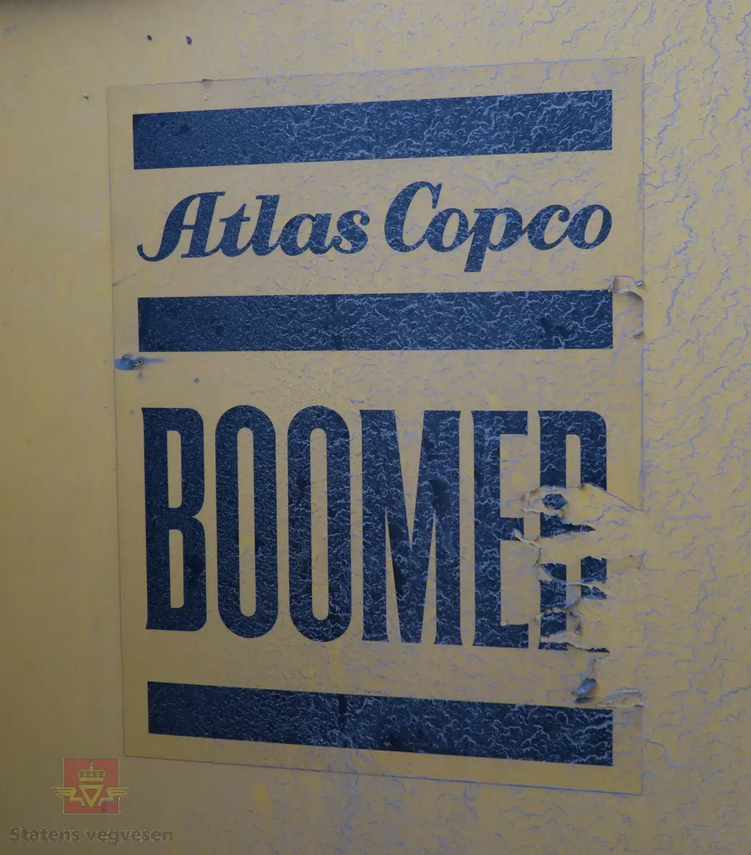 Gul borrigg, Toakslet med fire hjul. en bom for boring. Dieseldrevet forbrenningsmotor med en effekt på 75 hk (55 kW) sørger for framdriften. Hydraulikkmotroren for boremaskinen er drevet av elektrisitet (380 V). Riggen har en stor trommel med elektrisk kabel, for tilkobling til nærmeste strømuttak. Riggen har fra produsenten. Maskinen er preget av tidens tann og i behov av noe vedlikehold.