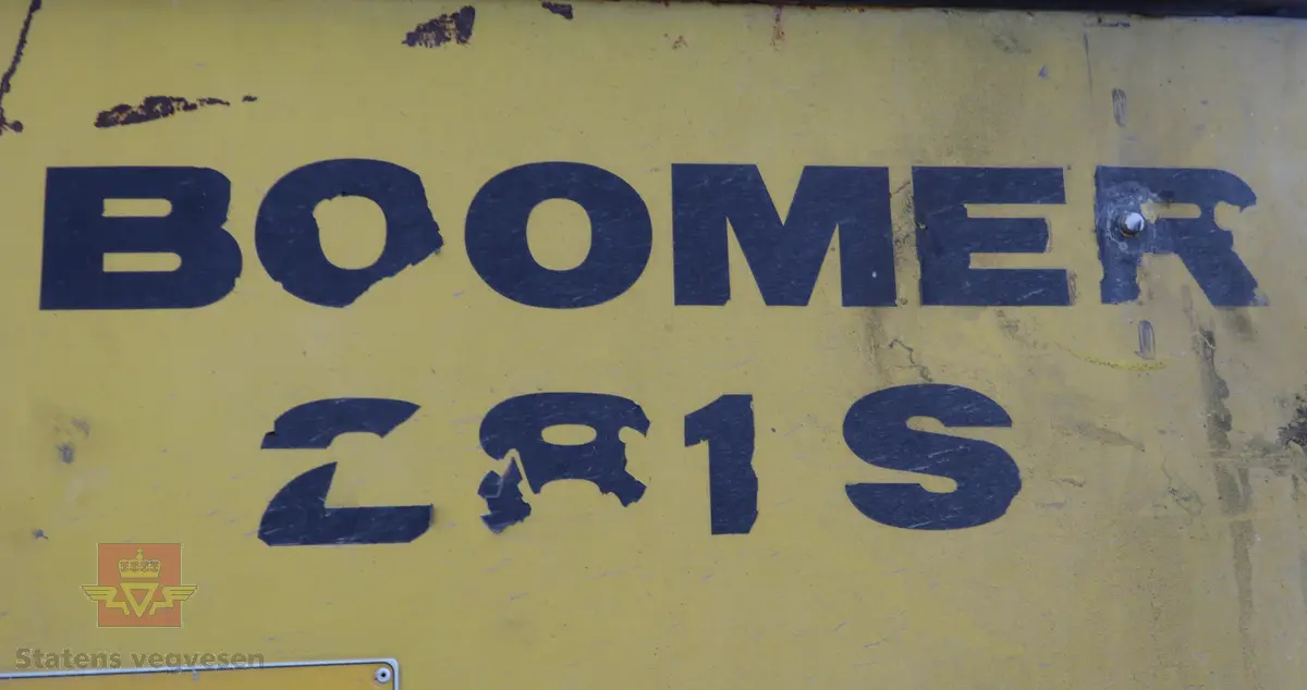 Gul borrigg, Toakslet med fire hjul. en bom for boring. Dieseldrevet forbrenningsmotor med en effekt på 75 hk (55 kW) sørger for framdriften. Hydraulikkmotroren for boremaskinen er drevet av elektrisitet (380 V). Riggen har en stor trommel med elektrisk kabel, for tilkobling til nærmeste strømuttak. Riggen har fra produsenten. Maskinen er preget av tidens tann og i behov av noe vedlikehold.