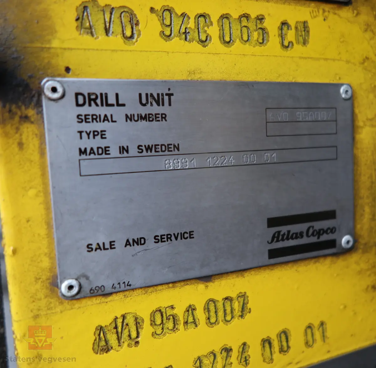 Gul borrigg, Toakslet med fire hjul. en bom for boring. Dieseldrevet forbrenningsmotor med en effekt på 75 hk (55 kW) sørger for framdriften. Hydraulikkmotroren for boremaskinen er drevet av elektrisitet (380 V). Riggen har en stor trommel med elektrisk kabel, for tilkobling til nærmeste strømuttak. Riggen har fra produsenten. Maskinen er preget av tidens tann og i behov av noe vedlikehold.