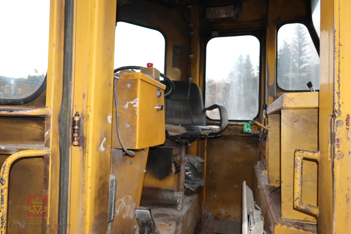 Gul borrigg, Toakslet med fire hjul. en bom for boring. Dieseldrevet forbrenningsmotor med en effekt på 75 hk (55 kW) sørger for framdriften. Hydraulikkmotroren for boremaskinen er drevet av elektrisitet (380 V). Riggen har en stor trommel med elektrisk kabel, for tilkobling til nærmeste strømuttak. Riggen har fra produsenten. Maskinen er preget av tidens tann og i behov av noe vedlikehold.