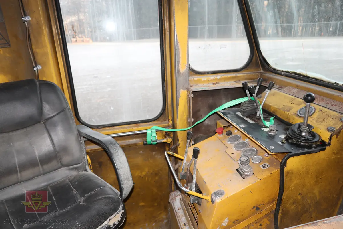 Gul borrigg, Toakslet med fire hjul. en bom for boring. Dieseldrevet forbrenningsmotor med en effekt på 75 hk (55 kW) sørger for framdriften. Hydraulikkmotroren for boremaskinen er drevet av elektrisitet (380 V). Riggen har en stor trommel med elektrisk kabel, for tilkobling til nærmeste strømuttak. Riggen har fra produsenten. Maskinen er preget av tidens tann og i behov av noe vedlikehold.