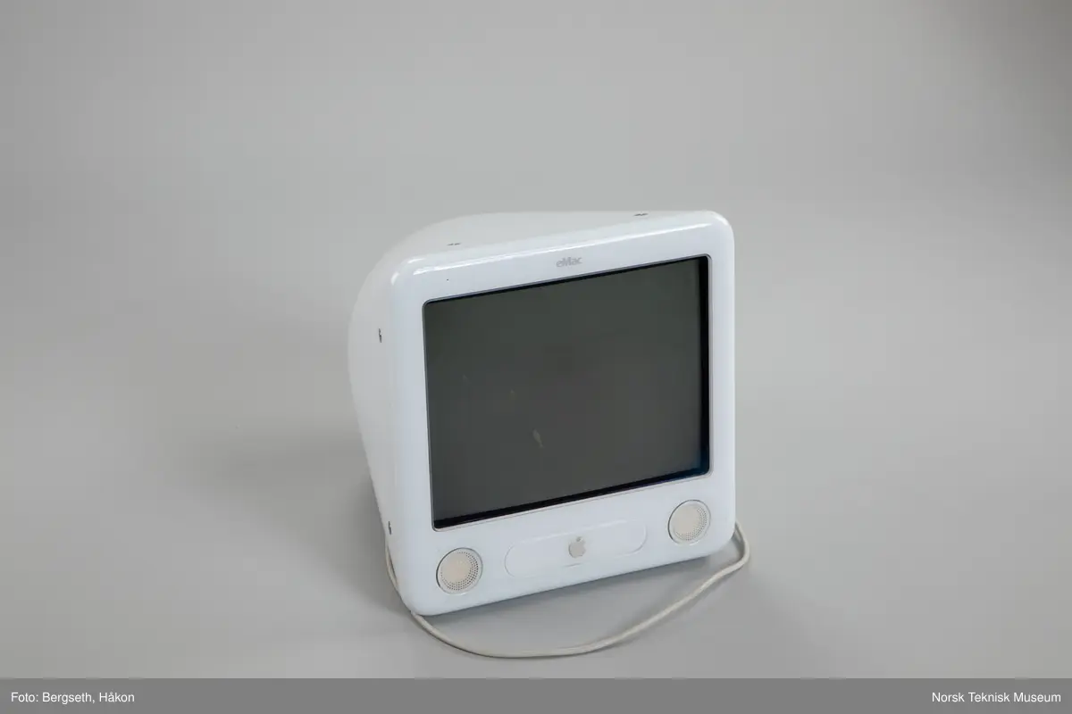 Hvit kabinett med integrert datamaskin og 17-tommers CRT-skjerm.
eMac hadde opprinnelig PowerPC 7450 prosessor og 40 gb harddisk, samt CD-drive