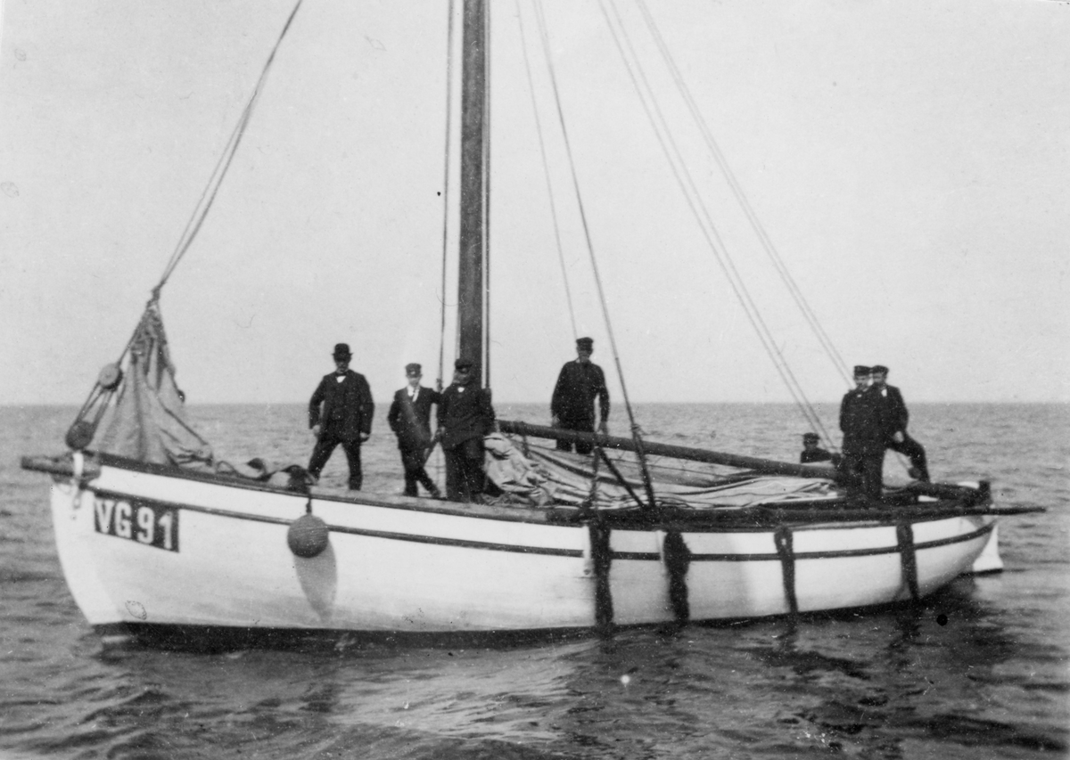 Fiskebåten VG 91 "Ellen" av Varberg med fyrpersonal på väg till Fladens fyrskepp. Foto före 1925.