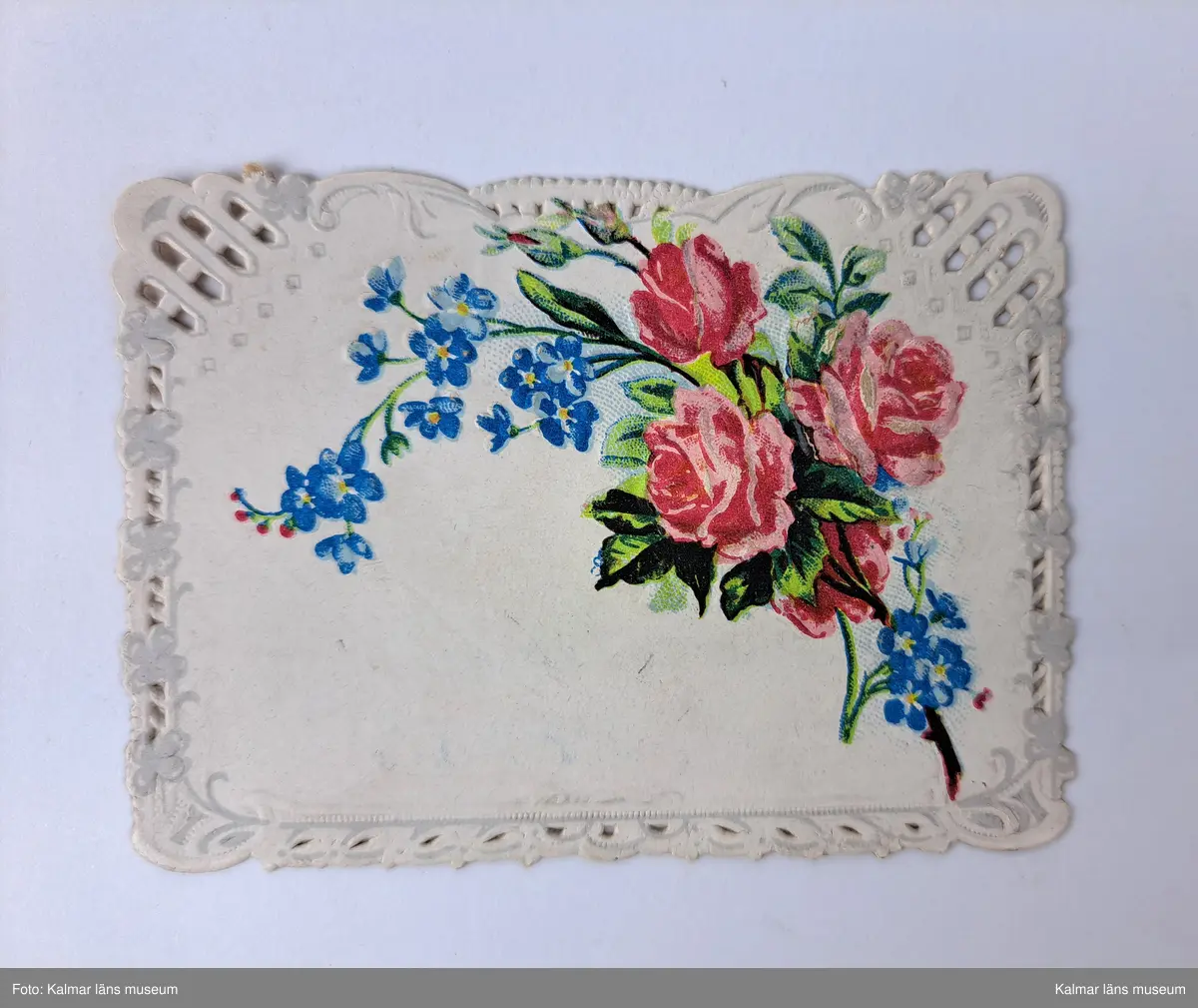 KLM 46816:18. Varuprov, trycksak. Tryck på vitt papper, med blommönster i rosa, grönt och blått. Påskrift baksida i bläck: Stat. nr 887.