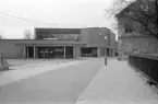 Våren 1974 stod Linköpings nya bibliotek färdigt och hade varit öppet en tid. Den officiella invigningen skulle dock ske först den 6 juni.
