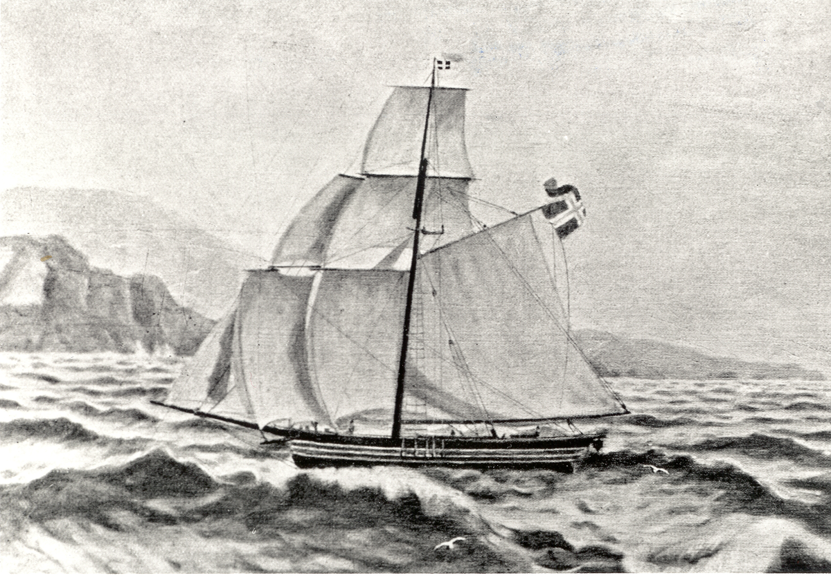 Skipet Restauration under seil. Illustrasjon fra bok.
På baksiden bl.a. tegning av Cleng Peerson.

Bakside:
 til venstre: Cleng Peerson (efter tegning av Ivan Doseff)
 til høyre: Lars Larsons hus i Rochester, N.Y., det første utflytterne bygget i Amerika; i forgrunnen Larsons datter Georgina Larson
