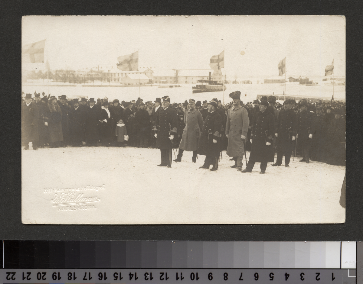 Vykort på invigningen av Erik Dahlbergsstatyn den 6 februari 1915. Invigningstalen hölls av general Munthe och amiral Lagercrants. Bland övriga trupper, märktes en avd.ur andra lifgrenadjärregementet, det regemente som särskilt utmärkte sig vid tåget över Bälten, under befäl av kapten Fornell.