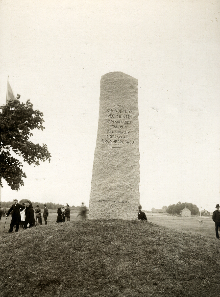 Foto av den stora, nyavtäckta minnesstenen på Kronobergs hed. En hel del folk har samlats för att inspektera det hela.
På stenen kan man läsa:
"Kungl. Kronobergs Regemente
Vapenöfvades 1778-1919
På Denna Sin Mötesplats Kronobergshed.
Regementet Reste Stenen 1919."