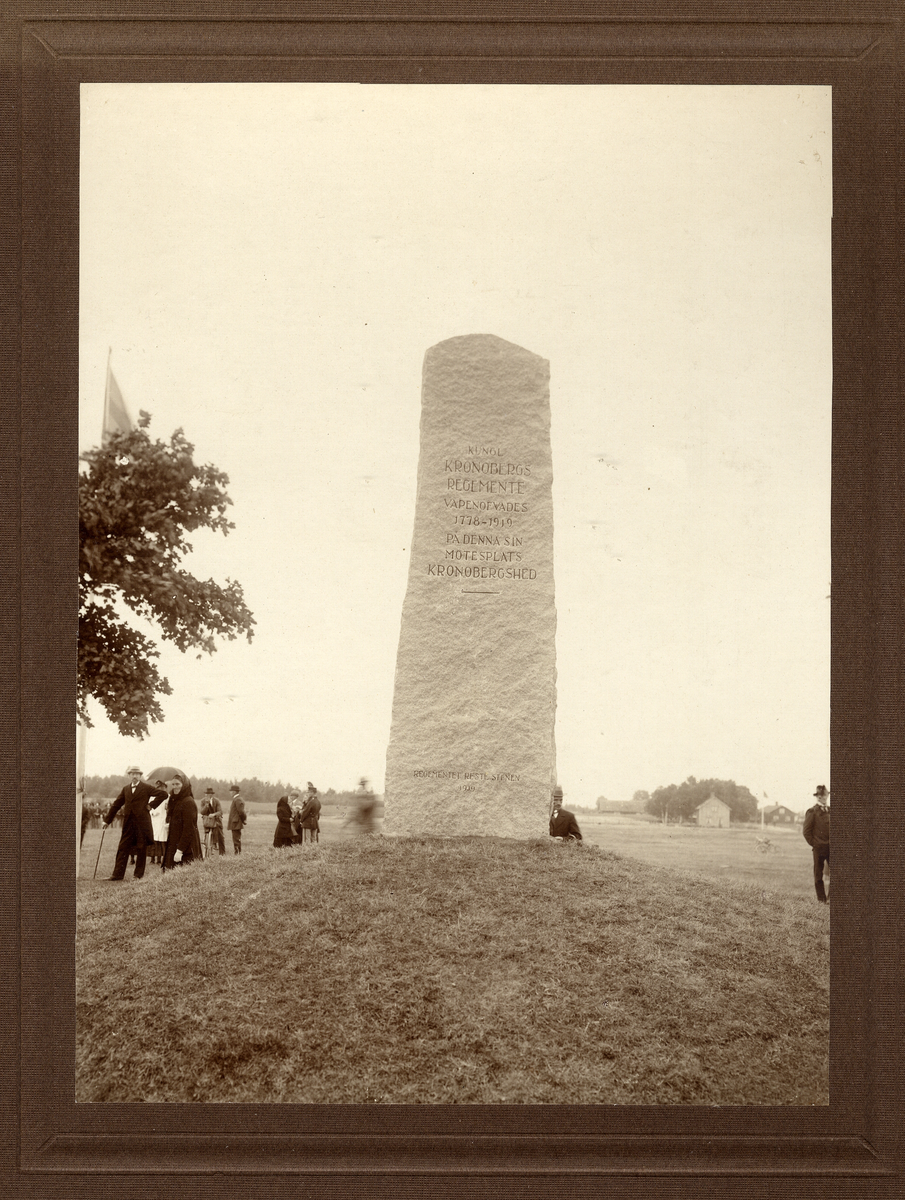 Foto av den stora, nyavtäckta minnesstenen på Kronobergs hed. En hel del folk har samlats för att inspektera det hela.
På stenen kan man läsa:
"Kungl. Kronobergs Regemente
Vapenöfvades 1778-1919
På Denna Sin Mötesplats Kronobergshed.
Regementet Reste Stenen 1919."
