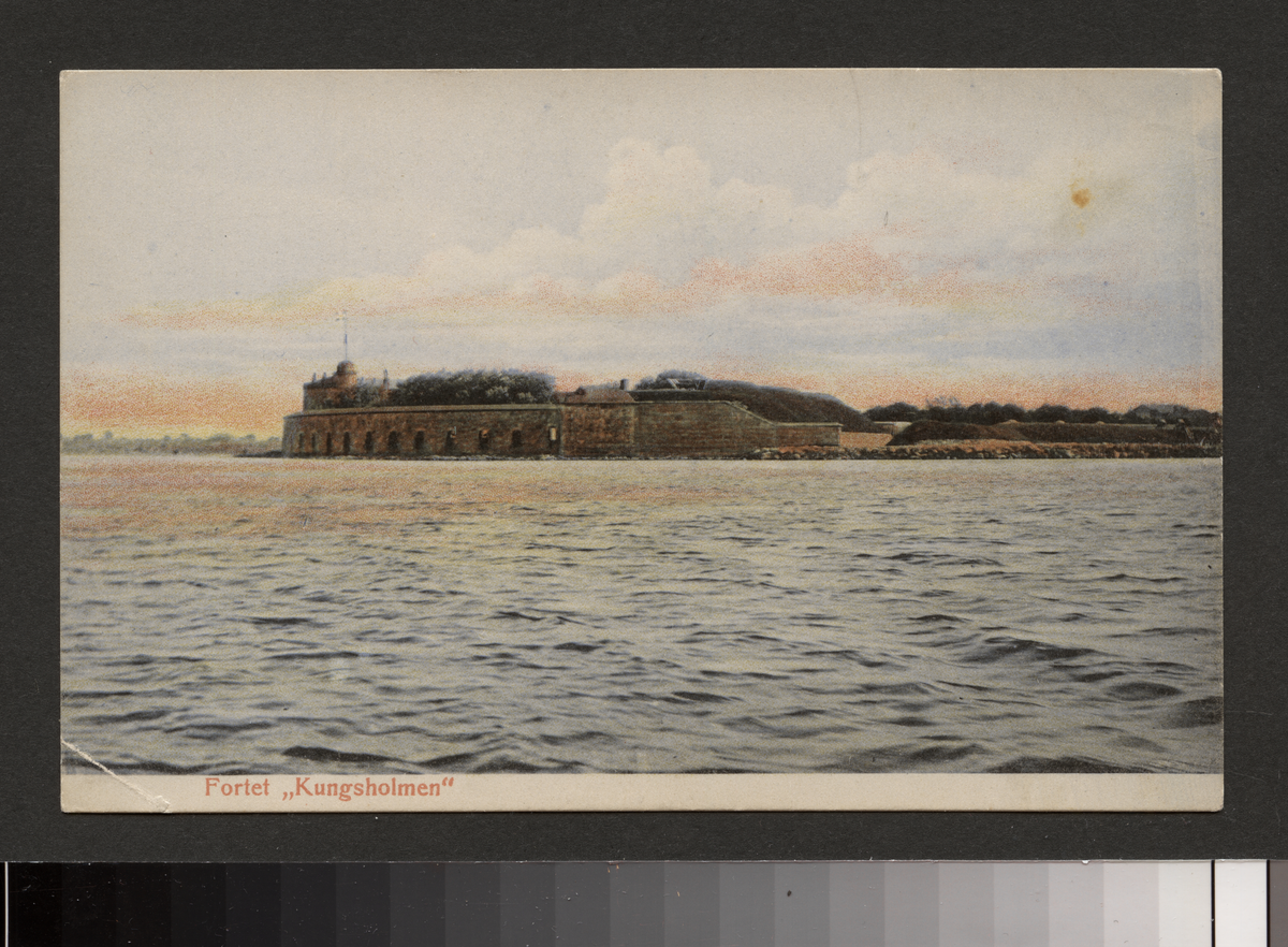 Vykort på Kungsholms fort. Fortet är i många avseenden unikt. det har varit bemannat av svensk trupp i 300 år utan något avbrott och det har varit bemannat under alla krig i Nordeuropa sedan 1680, men aldrig avlossat ett enda skott mot någon fiende. Byggnationen kring Norra Redutten med båthamnen, donjonen och högvakten saknar motsvarighet i Sverige.
