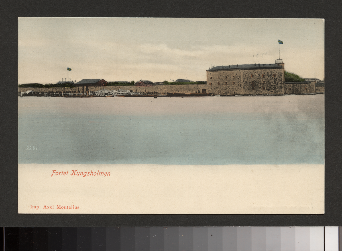 Vykort på Kungsholms fort. Det var den 5  december 1679 som Carl XI beslöt att starka befästningsverk skulle byggas ut vid Aspösundet, som försvar av den beslutade örlogsbasen kring Trossö. I juli 1680 fanns de första kanonerna på plats bakom jordvallar på den ö, Båkholmen, vilken idag utgör Kungsholmsfort.
