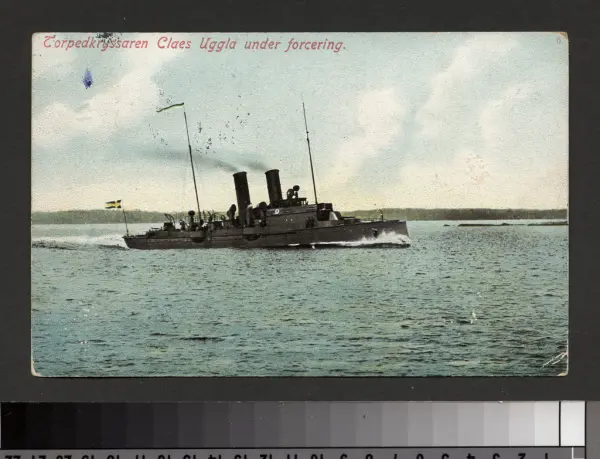Torpedkryssaren Claes Uggla under forcering.