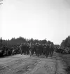 Kung Gustaf V:s besök i Liatorp 1939. 
En pluton marscherar förbi och hälsar från landsvägen.